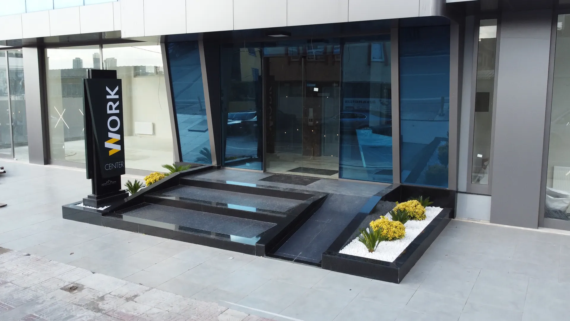 Kartal’da tamamlanan Dragos Work Center iş merkezinin girişi